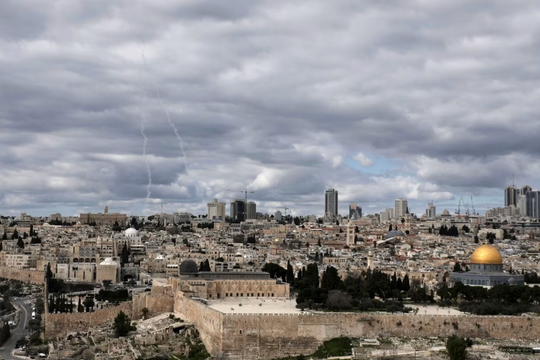 Iran tấn công trả đũa khắp Trung Đông, bắn tên lửa vào UAE, Qatar, Bahrain