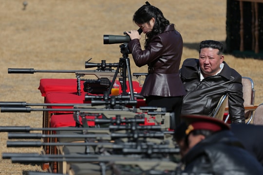 Ông Kim Jong-un cùng con gái thử nghiệm súng bắn tỉa thế hệ mới của Triều Tiên