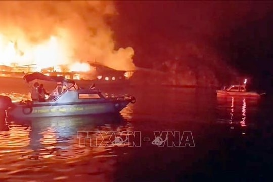 Hỗ trợ, đảm bảo an toàn cho du khách sau sự cố cháy tàu trên vịnh Hạ Long