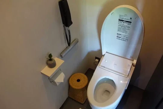 Lý do khách sạn hạng sang luôn có điện thoại trong phòng vệ sinh