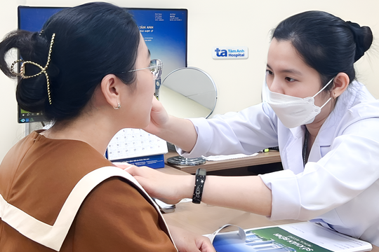 Chăm sóc da khô thế nào để không bong tróc