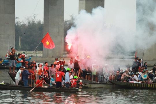 Lật thuyền khi xem đua ghe, hai mẹ con tử vong