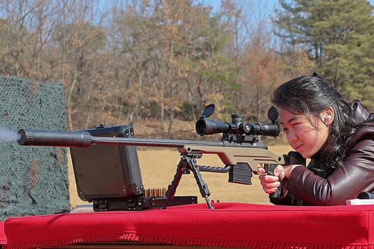 Con gái ông Kim Jong-un khai hỏa súng bắn tỉa