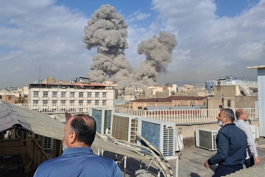 Israel tập kích Iran, Tehran tuyên bố 'sẽ trả đũa mạnh mẽ'