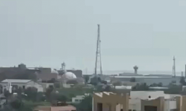 Khoảnh khắc tên lửa Iran lao xuống 'trái tim căn cứ hải quân Mỹ'