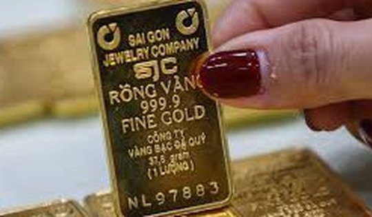 Giá vàng chiều nay 28/2: Người dân vẫn xếp hàng mua vào để tích trữ đầu năm