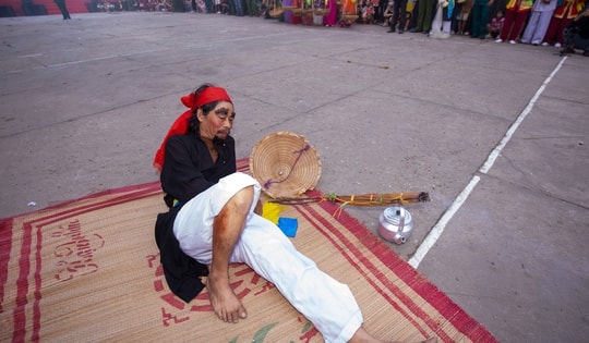 4 giờ sáng, cả làng í ới gọi nhau ra đình xem diễn trò