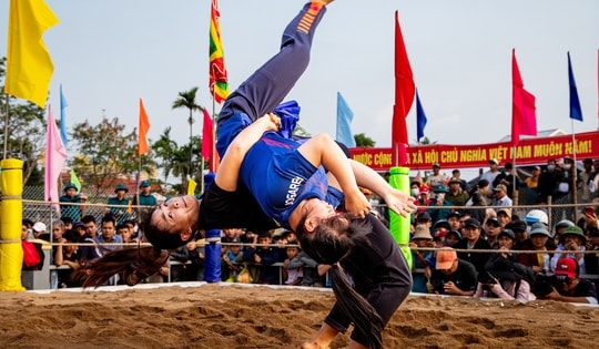 Hội vật làng Sình: Từ sới vật cổ truyền đến sân chơi đầu xuân