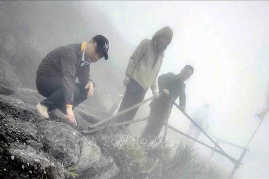 Kịp thời gia cố lan can các khu vực nguy hiểm trên chùa Đồng - Yên Tử