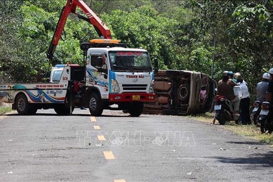 Đồng Nai: Lật xe ô tô khiến hai bà cháu tử vong