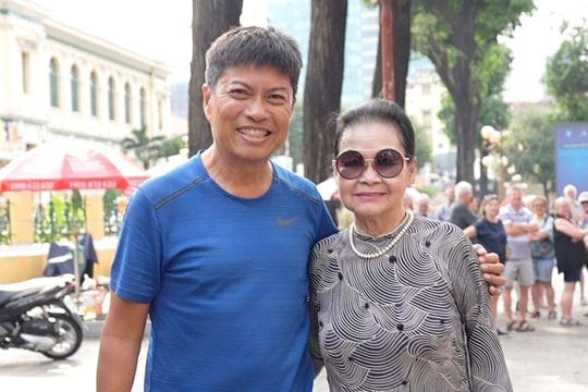 Khánh Ly dạo chơi TP HCM