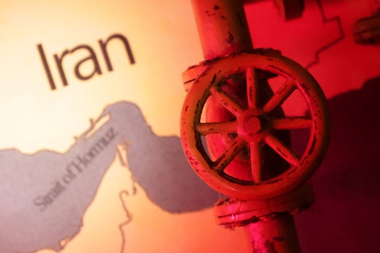 Xung đột ở Iran có thể đẩy giá dầu, vàng, USD cùng tăng