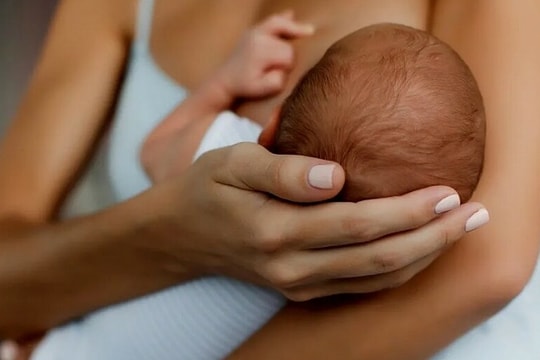 Quốc gia EU đầu tiên xóa sổ lây truyền HIV và giang mai từ mẹ sang con