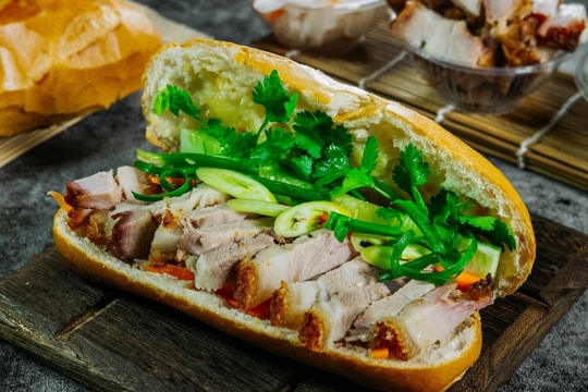 11 người nghi ngộ độc sau ăn bánh mì heo quay ở TP HCM