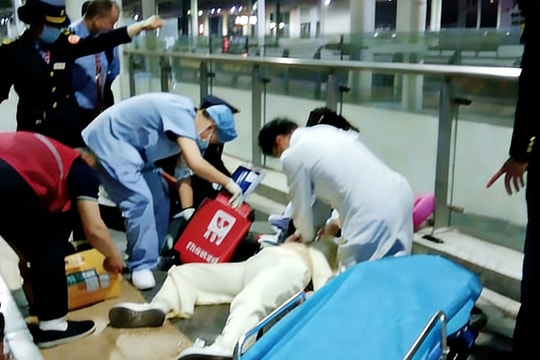 Nữ sinh ngưng tim sau 31 tiếng ngồi tàu ghế cứng