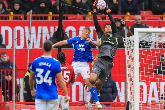 Lammens - Gã 'mọt sách' ưa thích sự hỗn loạn trong bóng cố định