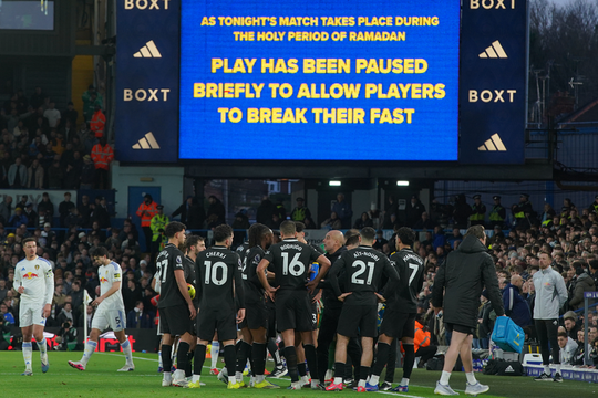 Hỗn loạn bao trùm chiến thắng của Man City