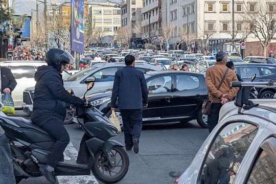 Ngày hỗn loạn ở Iran khi Mỹ, Israel tập kích