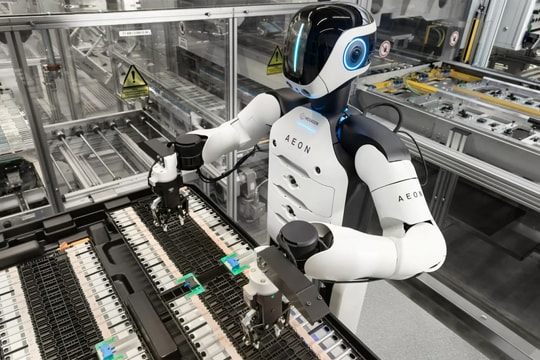 Robot hình người lắp ráp pin xe điện