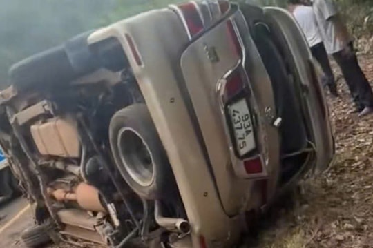 Ôtô lật khi ôm cua, hai bà cháu tử vong