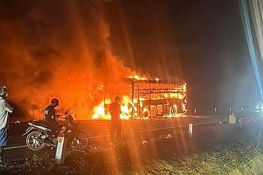 Ôtô giường nằm chở 44 khách bốc cháy