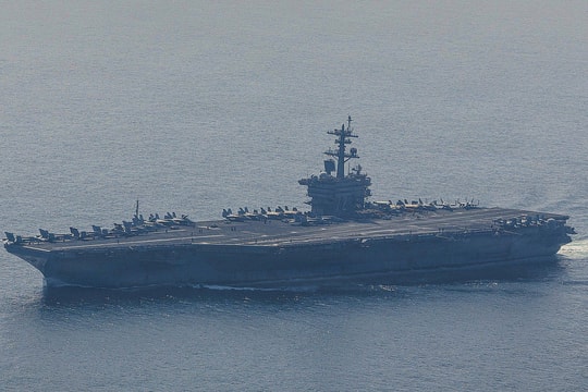 Iran phóng loạt tên lửa đạn đạo 'nhằm vào tàu sân bay Mỹ'