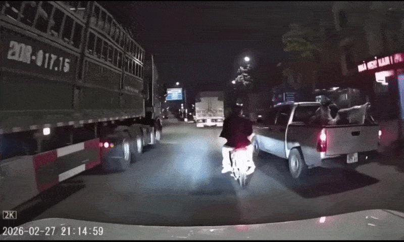 Xe bán tải tạt đầu xe máy khiến 3 người suýt lao vào xe tải