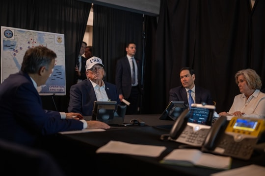 Nhà Trắng công bố ảnh ông Trump theo dõi chiến dịch không kích Iran