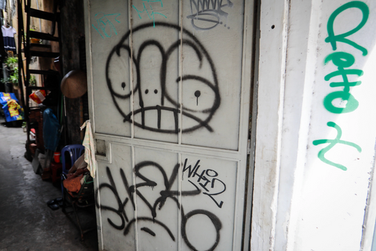 Nỗi đau thành phố khi tường vừa mới sơn, cửa cuốn bị graffiti bôi bẩn