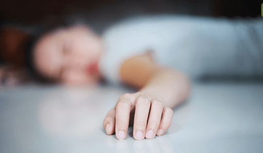 Người phụ nữ 54 tuổi đột ngột tử vong giữa đêm, bác sĩ chỉ ra 2 loại nước "cấm kỵ" uống trước khi ngủ