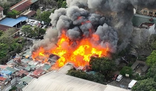 Bắt quả tang vợ ngoại tình, chồng phóng hỏa làm 300 căn nhà bốc cháy