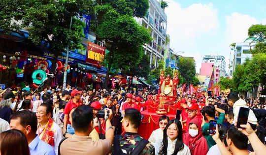 Đông nghịt người dự Lễ Nghinh Ông Quan Thánh Đế Quân