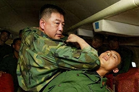 'Thiên vương kungfu' Trung Quốc 3 giây đánh bại hiến binh nước ngoài cao 1m9