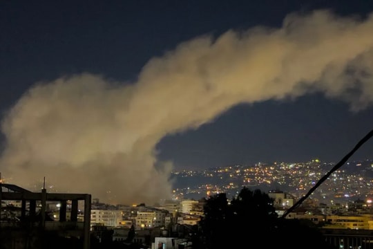 Israel tiêu diệt lãnh đạo tình báo Hezbollah, tấn công trên khắp Lebanon