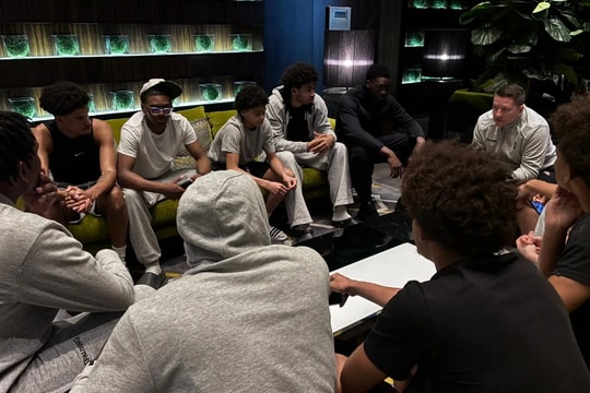 Bom nổ, tên lửa bay trên đầu khiến đội bóng hoảng loạn bỏ dở trận đấu