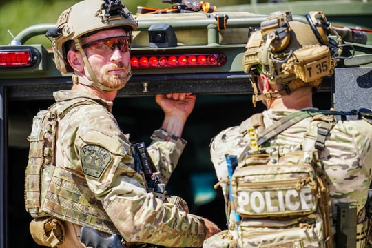 Hiện trường vụ sát thủ mặc áo in cờ Iran xả súng đẫm máu tại quán bar ở Mỹ