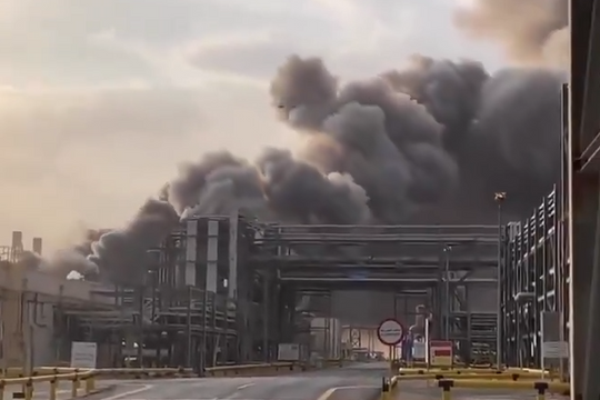 Iran phóng UAV vào nhà máy lọc dầu lớn nhất Ả-rập Xê Út