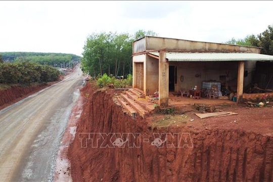 Đồng Nai: Nhiều nhà dân ‘treo cao’ sau khi hạ cốt nền đường ĐT.753