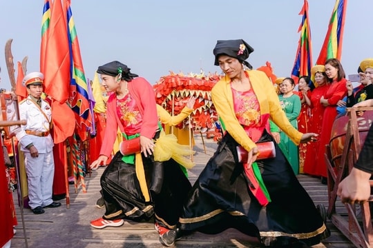 Độc đáo điệu múa 'Con đĩ đánh bồng' làng Triều Khúc và đất Mễ Sở