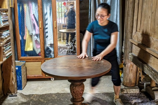 Bí ẩn chiếc bàn tự xoay trong ngôi nhà cổ bằng gỗ hơn 150 năm tuổi