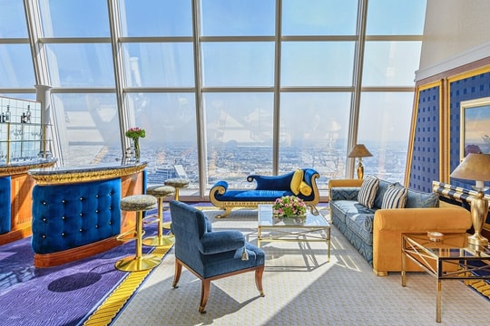 Bên trong khách sạn biểu tượng của Dubai trước khi bị mảnh tên lửa rơi trúng