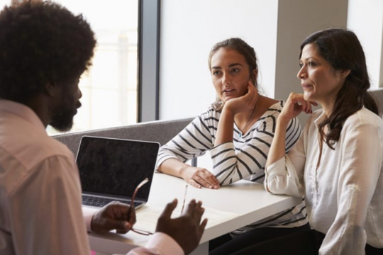 Đưa cha mẹ cùng đi phỏng vấn xin việc