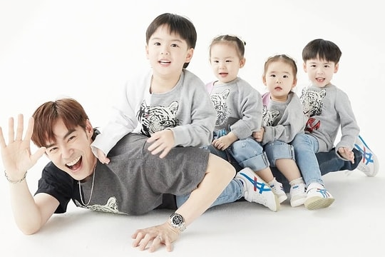 Hai cặp song sinh nhà tài tử Thái gây sốt