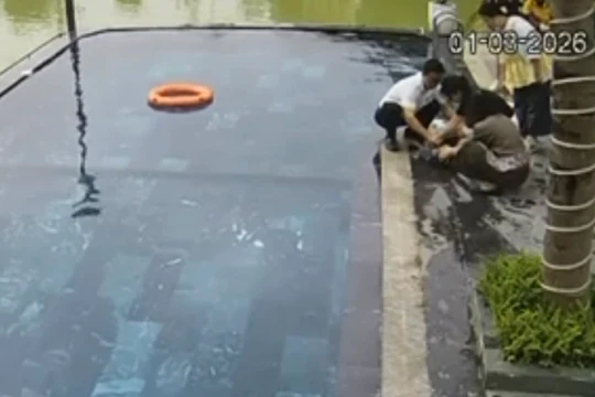 Bé trai ngừng thở ở khu du lịch, bác sĩ ép tim cứu sống
