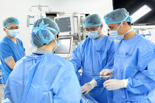 Phẫu thuật thông ruột người ung thư dạ dày giai đoạn cuối