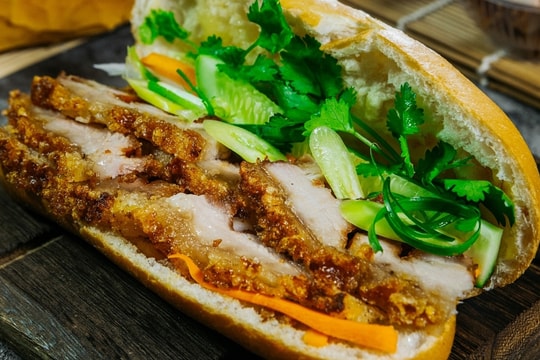 Số ca nghi ngộ độc sau ăn bánh mì heo quay ở TP HCM tăng lên 22