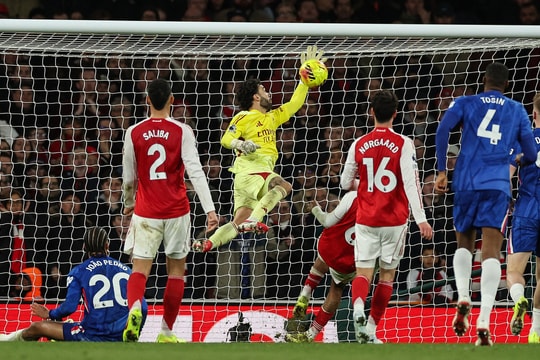 Arteta thót tim với pha cứu thua phút bù của Raya