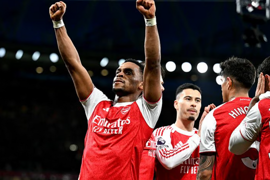 Neville: 'Arsenal còn 10 tuần đau đớn ở Ngoại hạng Anh'