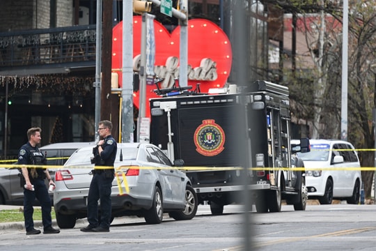 Nghi phạm 'mang áo in cờ Iran' xả súng vào quán bar Mỹ