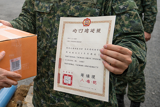 Quân nhân mua bằng đại học giả trên shopee, giao hàng tận cửa doanh trại